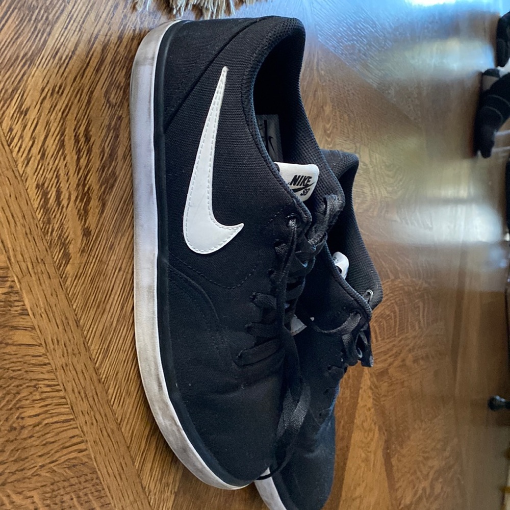 Men’s 9.5 Nike Lowtop Sneakers